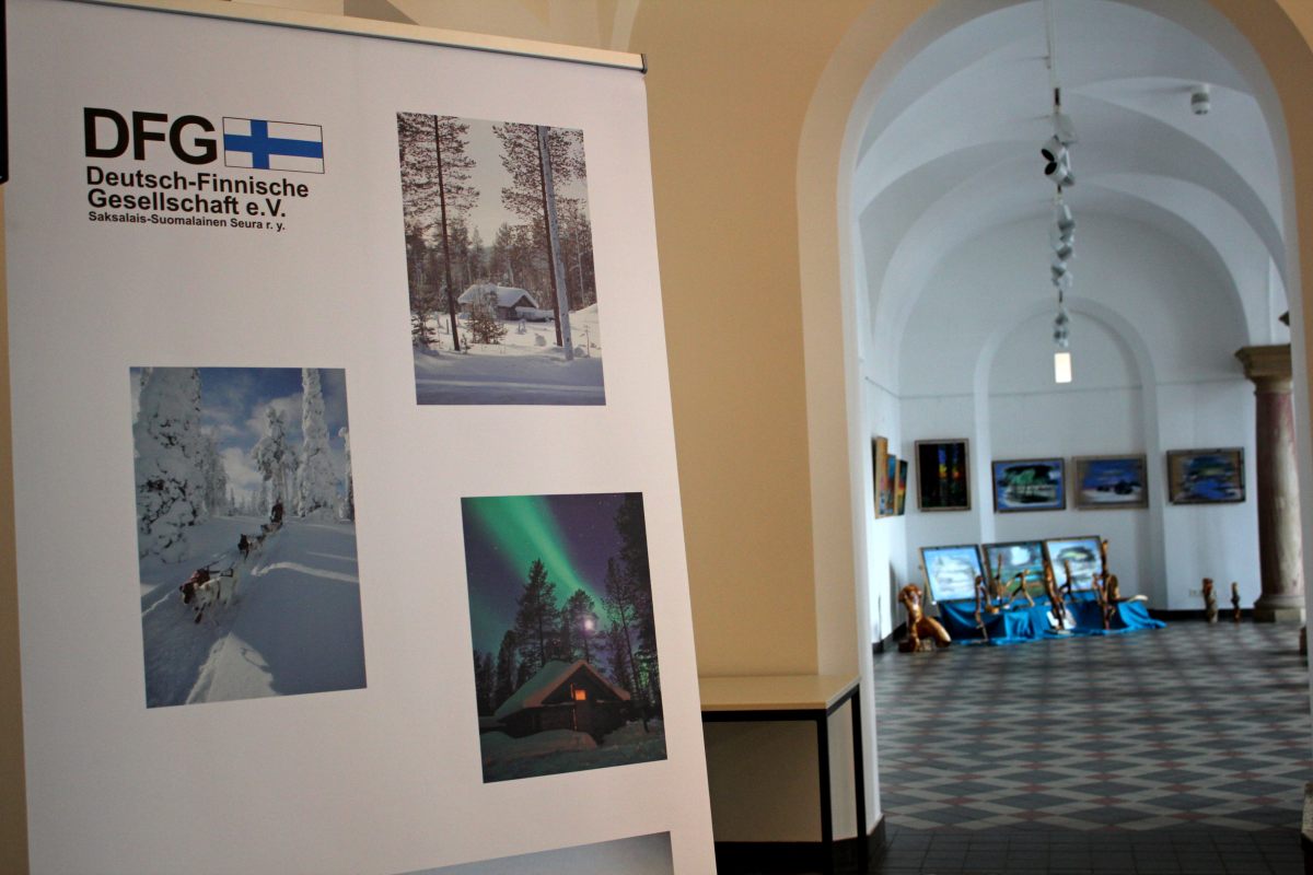 (FOTO: Inken Paletta/DFG Hessen e.V.) Tervetuoloa zu unserer Ausstellung zu finnischer Kunst im Wiesbadener Rathausfoyer!