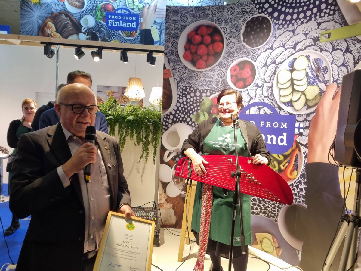 (FOTO: Simo Tiainen/MTK) Joachim Diesner bekam auf der Internationalen Grünen Woche in Berlin für sein langjähriges Finnland-Engagement die MTK-Verdienstmedaille überreicht.