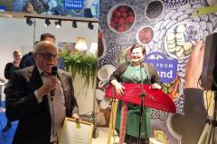 (FOTO: Simo Tiainen/MTK) Joachim Diesner bekam auf der Internationalen Grünen Woche in Berlin für sein langjähriges Finnland-Engagement die MTK-Verdienstmedaille überreicht.