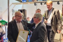 (FOTO: Simo Tiainen/MTK) Joachim Diesner bekam auf der Internationalen Grünen Woche in Berlin für sein langjähriges Finnland-Engagement die MTK-Verdienstmedaille überreicht.