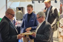 (FOTO: Simo Tiainen/MTK) Joachim Diesner bekam auf der Internationalen Grünen Woche in Berlin für sein langjähriges Finnland-Engagement die MTK-Verdienstmedaille überreicht.