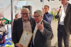 (FOTO: Simo Tiainen/MTK) Joachim Diesner bekam auf der Internationalen Grünen Woche in Berlin für sein langjähriges Finnland-Engagement die MTK-Verdienstmedaille überreicht.