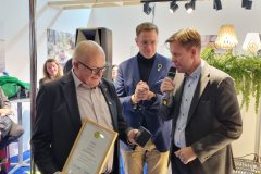 (FOTO: Simo Tiainen/MTK) Joachim Diesner bekam auf der Internationalen Grünen Woche in Berlin für sein langjähriges Finnland-Engagement die MTK-Verdienstmedaille überreicht.