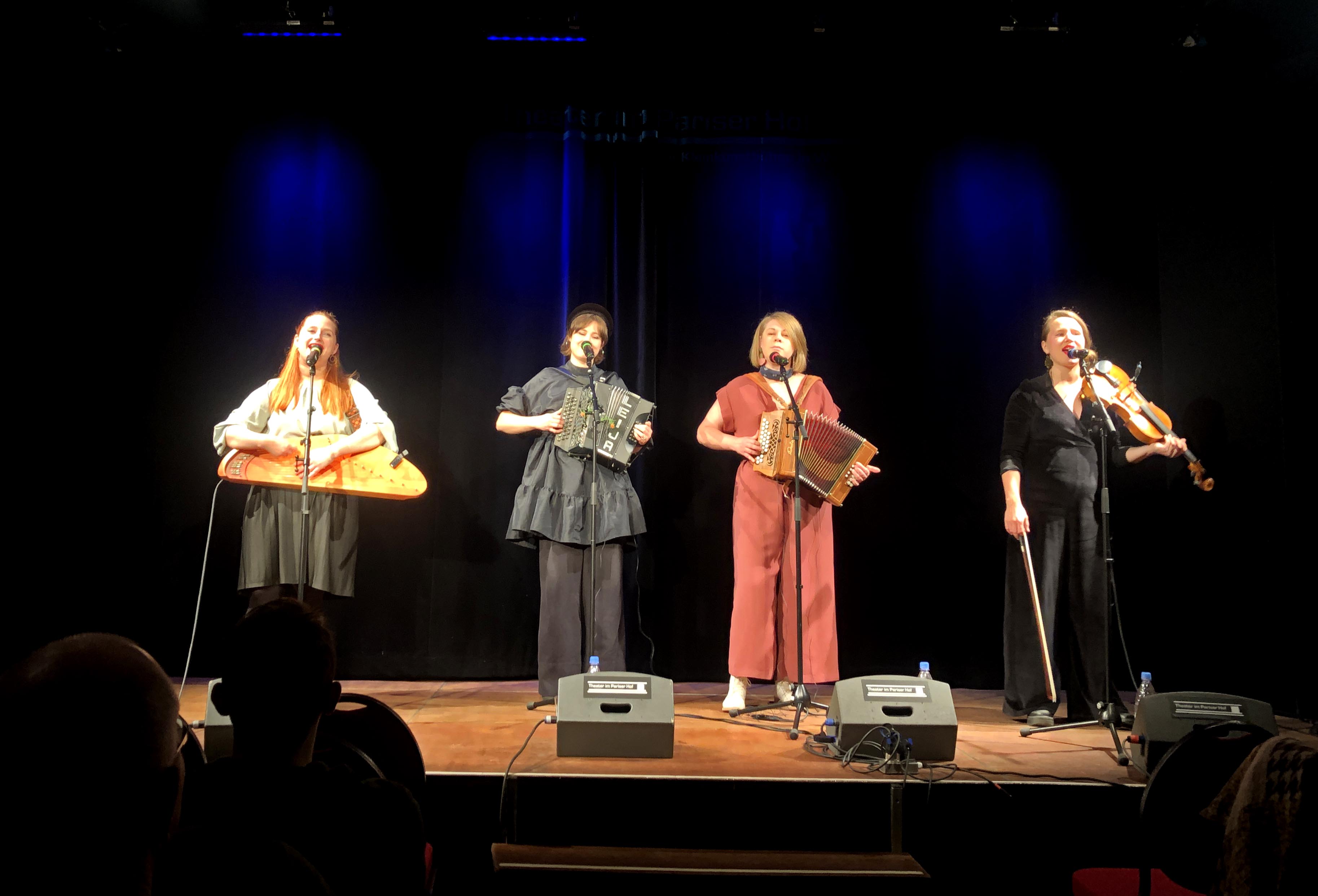 (FOTO: Inken Paletta/DFG Hessen e.V.) Die finnische Folkband ENKEL begeisterte das Wiesbadener Publikum beim Konzert im Theater im Pariser Hof.