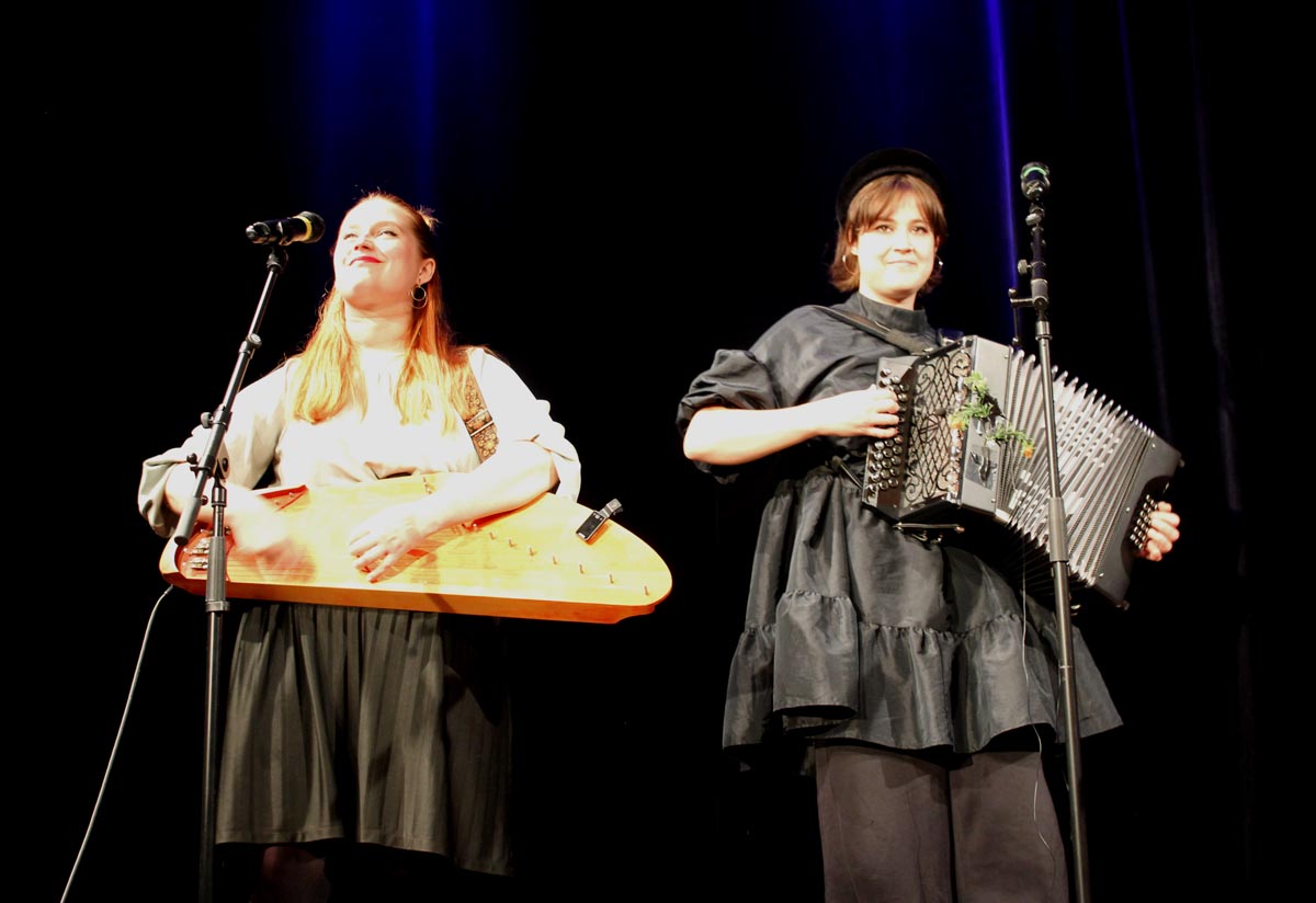 (FOTO: Inken Paletta/DFG Hessen e.V.) Maija Pokela (Kantele) und Leija Lautamaja (Akkordeon) waren auf der Bühne ganz in ihrem Element.