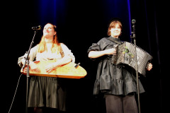 (FOTO: Inken Paletta/DFG Hessen e.V.) Maija Pokela (Kantele) und Leija Lautamaja (Akkordeon) waren auf der Bühne ganz in ihrem Element.