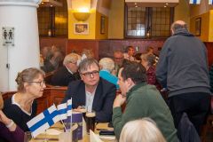 (Matthias Göbel)  Gemütliches Beisammensein im Andechser in Wiesbaden