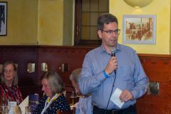 (Matthias Göbel) Der Landesvorsitzende der DFG Hessen, Harry Skoutajan, begrüßt die Gäste und dankt den Helfern.