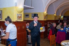 (Matthias Göbel) Als Schornsteinfeger verkleidet brachte Rainer Göbel vielen Loskäufern tolle Gewinne