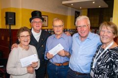 (Matthias Göbel) Zwei glückliche Hauptpreisgewinner mit Mitgliedern der Bezirksgruppe Wiesbaden