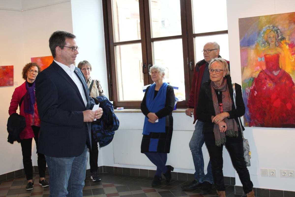 (FOTO: Inken Paletta/DFG Hessen e.V.) Harry Skoutajan, Vorsitzender der DFG Hessen e.V. bedankt sich bei Oberbürgermeister Gert-Uwe Mende für die Möglichkeit finnische Kunst im Foyer des Wiesbadener Rathauses präsentieren zu können.