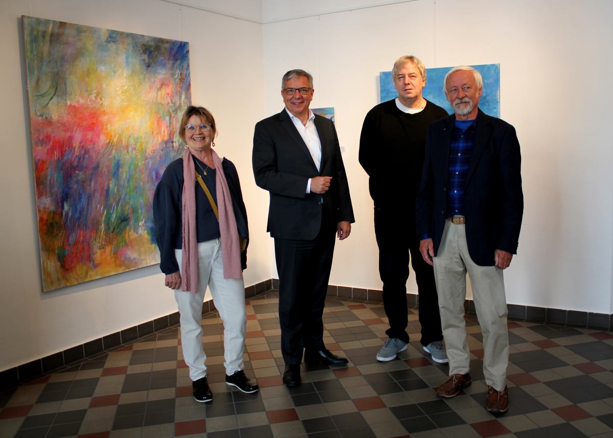 (FOTO: Inken Paletta/DFG Hessen e.V.) Oberbürgermeister Gert-Uwe Mende (zweiter von links) mit den teilnehmenden Künstlern der Ausstellung im Rathaus Riitta Soini (links), Reiner Leopold (zweiter von rechts) und Dirk A. Reimann
