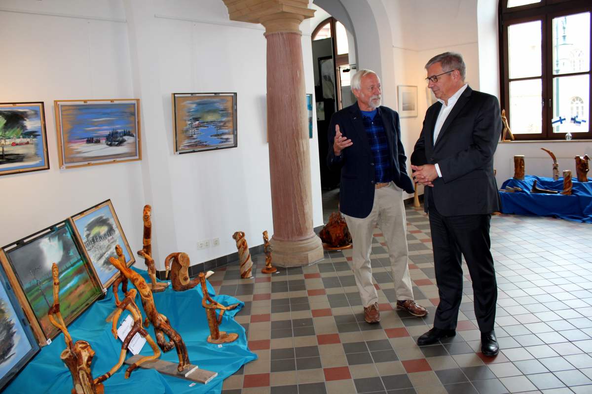 (FOTO: Inken Paletta/DFG Hessen e.V.) Oberbürgermeister Gert-Uwe Mende besichtigt die Ausstellung im Rathausfoyer.