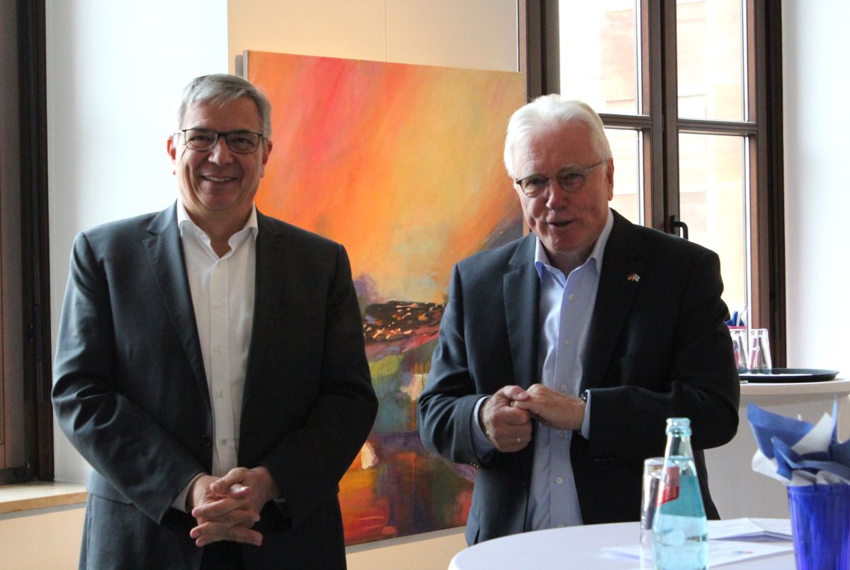 (FOTO: Inken Paletta/DFG Hessen e.V.) Jürgen Sommer, stellvertretender Vorsitzender der DFG Hessen e.V. begrüßt Oberbürgermeister Gert-Uwe Mende.