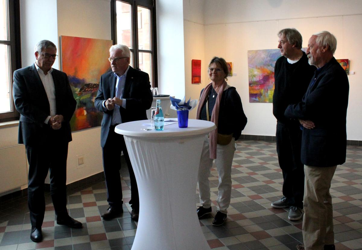 (FOTO: Inken Paletta/DFG Hessen e.V.) Oberbürgermeister Gert-Uwe Mende (links) begrüßt die teilnehmenden Künstler Riitta Soini, Reiner Leopold und Dirk A. Reimann.