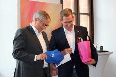 (FOTO: Inken Paletta/DFG Hessen e.V.) Harry Skoutajan (rechts) überreicht Oberbürgermeister Gert-Uwe Mende als Dankeschön für die Unterstützung ein Finnland-Präsent.