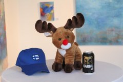 (FOTO: Inken Paletta/DFG Hessen e.V.) Eine kleine Finnland-Überraschung für Oberbürgermeister Gert-Uwe Mende.