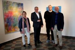 (FOTO: Inken Paletta/DFG Hessen e.V.) Oberbürgermeister Gert-Uwe Mende (zweiter von links) mit den teilnehmenden Künstlern der Ausstellung im Rathaus Riitta Soini (links), Reiner Leopold (zweiter von rechts) und Dirk A. Reimann