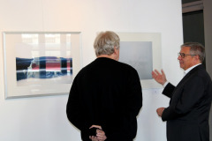 (FOTO: Inken Paletta/DFG Hessen e.V.) Gert-Uwe Mende nimmt sich Zeit für ein Gespräch mit den Künstlern.