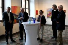 (FOTO: Inken Paletta/DFG Hessen e.V.) Oberbürgermeister Gert-Uwe Mende (links) begrüßt die teilnehmenden Künstler Riitta Soini, Reiner Leopold und Dirk A. Reimann.