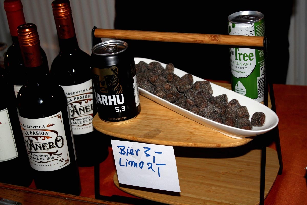 (FOTO: Inken Paletta/DFG Hessen) Gehört zu einem Finnlandabend dazu: finnische Lakritze und finnisches Karhu-Bier.