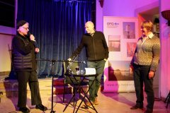 (FOTO: Inken Paletta/DFG Hessen) Kathrin Schwedler  von der Kulturstätte Monta (links) und Leena Göbel von der Deutsch-Finnischen Gesellschaft Hessen (rechts) begrüßen Finnbuchautor Eberhard Apffelstaedt (Mitte).