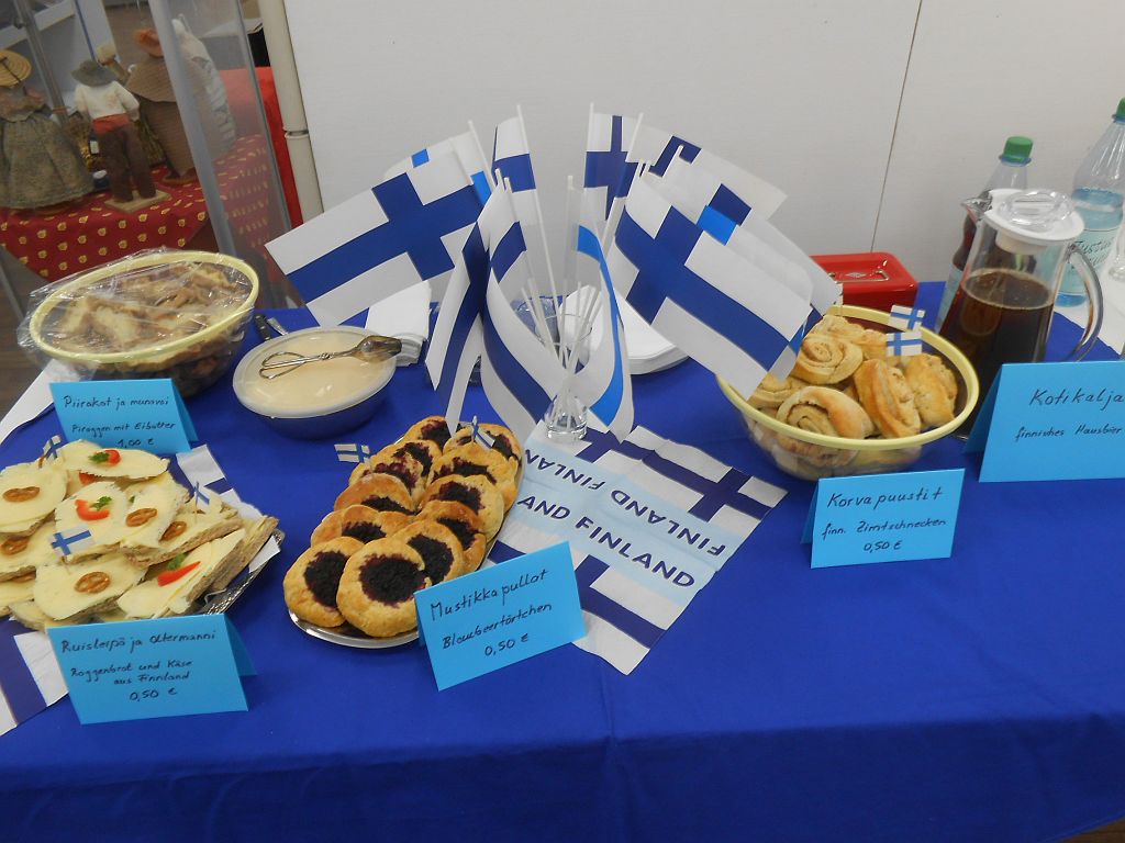 (G.Bernhardt) Die Gäste konnten typisch finnische Speisen testen. Neben finnischem Hausbier und Oltermanni-Käse gab es karelische Piroggen, Blaubeertörtchen und Korvapuustit