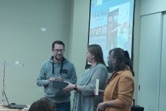 (M.Thor) "Glücksfee" René Schwarz zieht den glücklichen Gewinner eines Finnlandbuche