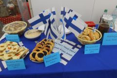 (G.Bernhardt) Die Gäste konnten typisch finnische Speisen testen. Neben finnischem Hausbier und Oltermanni-Käse gab es karelische Piroggen, Blaubeertörtchen und Korvapuustit