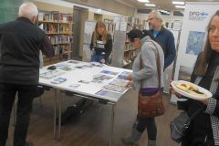 (G.Bernhardt) In der Pause informierten sich die Gäste über die Deutsch-Finnische Gesellschaft