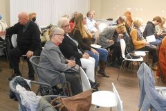 (G.Bernhardt) Die ersten Zuschauer nehmen in der Bibliothek Platz