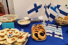 (R.Schwarz) Finnische Blaubeerteilchen und Zimtschnecken warten ebenso auf die Gäste wie karelische Piroggen mit Eibutter und Roggenbrot mit Oltermanni-Käse