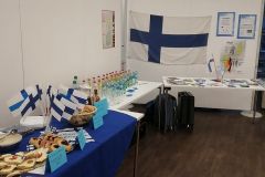 (G.Bernhardt) Infomaterial über Helsinki undein kleines finnisches Buffet warten auf die Besucher  des Helsinki-Abends