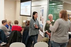 (G.Bernhardt) Die Pause nutzten die Gäste zum Austausch  über Finnland