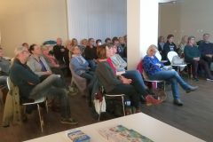 (G.Bernhardt) Die Zuschauer lauschen gebannt den Ausführungen von René Schwarz