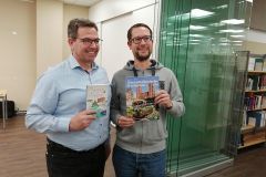 (G.Bernhardt) Der Landesvorsitzende der DFG Hessen Harry Skoutajan mit Autor René Schwarz