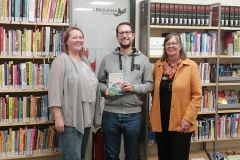 (M.Thor) Die Vorsitzende der DFG-Bezirksgruppe Gießen/Wetzlar, Alexandra Bernhardt mit Autor René Schwarz und der Organisatorin des Abends, Gundi Bernhardt (v.l.n.r.), in der Stadtbibliothek Wetzlar