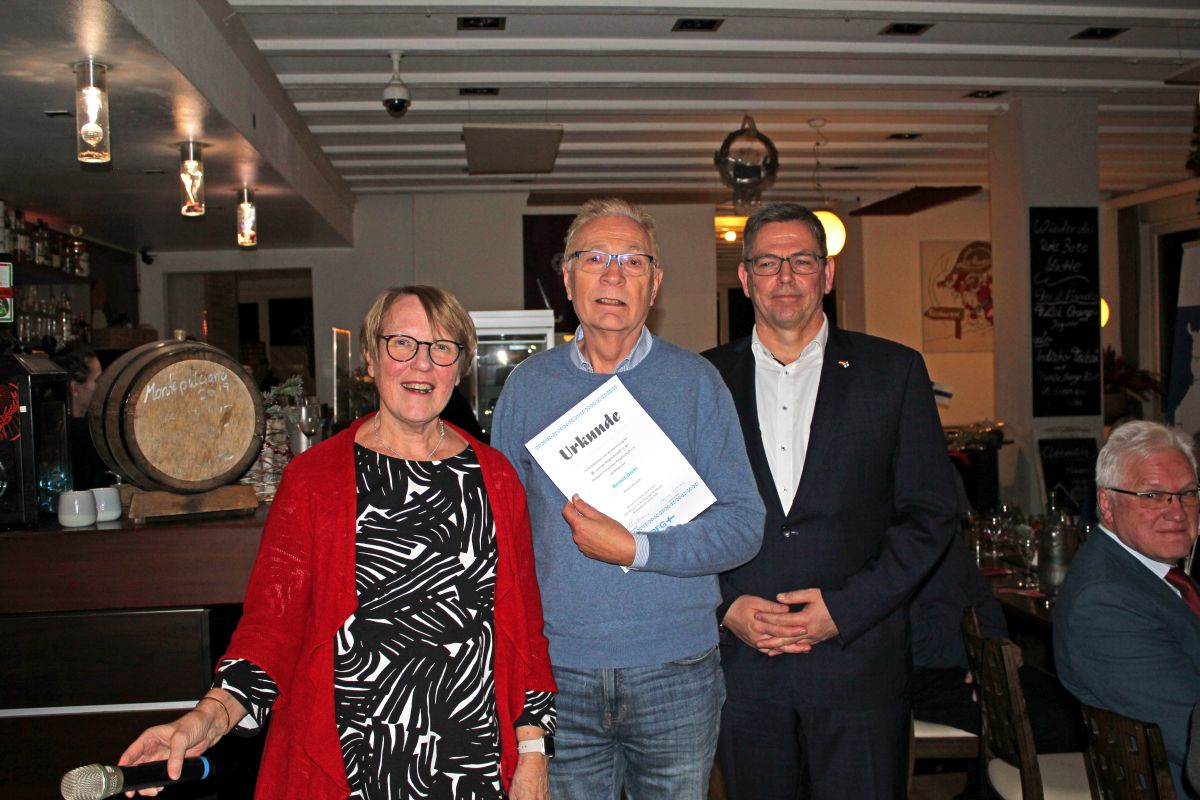 (FOTO: Inken Paletta) Geehrt wurde auch Harald Diehl für seine 50-jährige Mitgliedschaft in der DFG Hessen e.V..