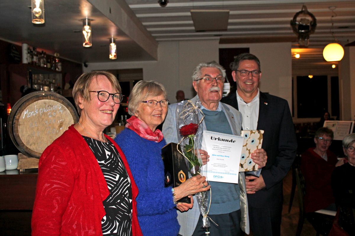 (FOTO: Inken Paletta) Leena Göbel (Vorsitzende der  Bezirksgruppe Wiesbaden) und Vorsitzender der DFG Hessen, Harry Skoutajan, danken dem Ehepaar Steeg (Mitte) für ihre langjährige Mitgliedschaft (52 Jahre) in der DFG Hessen  e.V.