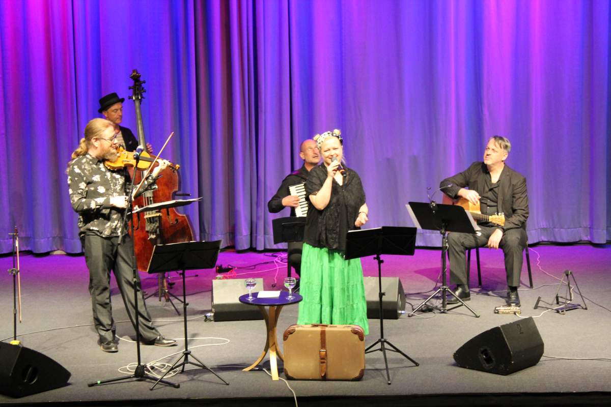 (FOTO: Inken Paletta/DFG Hessen e.V.) Laura Ryhänen und ihre Band Uusikuu im Kulturforum Wiesbaden