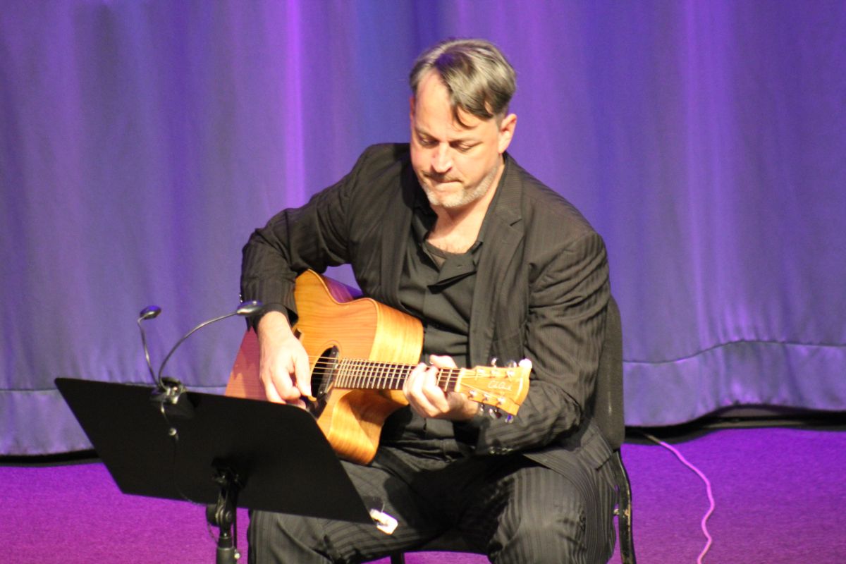 (FOTO: Inken Paletta/DFG Hessen e.V.) James Geier an der Gitarre