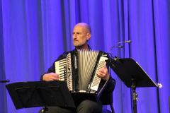 (FOTO: Inken Paletta/DFG Hessen e.V.) Norbert Bremes am Akkordion.