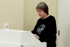 (G.Bernhardt) Heike Lohe-Leopold stellt ihren Mann, den Fotografen Reiner Leopold vor