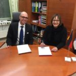 Die Schulleiter Kirsten Gebhard-Albrecht und Tomi Meriläinen unterzeichnen den Vertrag zur Partnerschaft zwischen beiden Schulen.