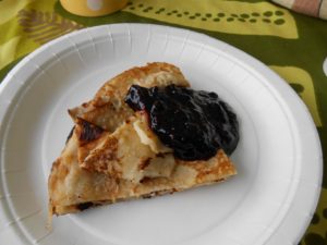 Typisch Finnland: Pfannkuchen mit Blaubeermarmelade