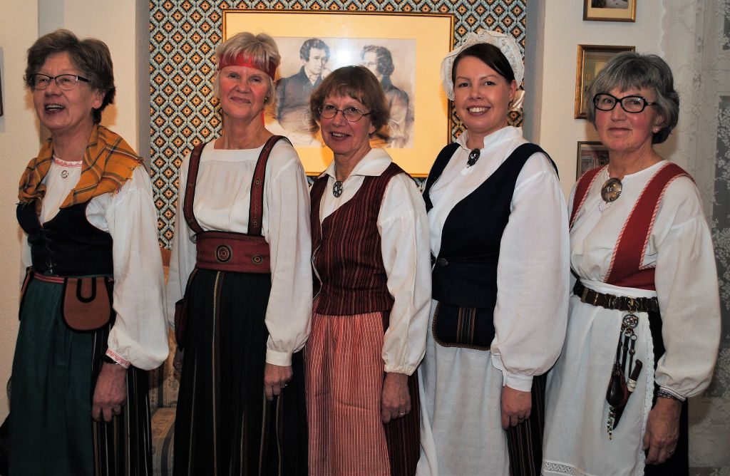 (B.Strotmann): Zur Feier der 100-jährigen Unabhängigkeit Finnlands kamen diese finnischen Damen in der Tracht ihres Heinatdorfes. v.l.n.r.: Pirkko, Ulla, Tea, Riikka und Maija-Leena
