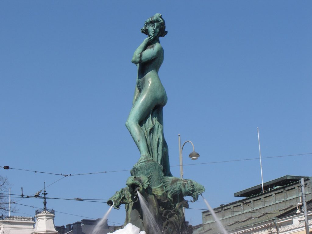 Die Statue der Havis Amanda steht am Marktplatz in Helsinki