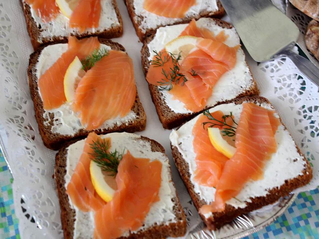 Lachs auf finnischem Roggenbrot