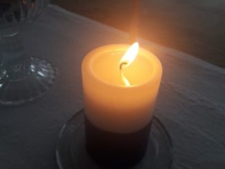 Viele Finnen stellen am Unabhängigkeitstag eine Kerze in das Fenster
